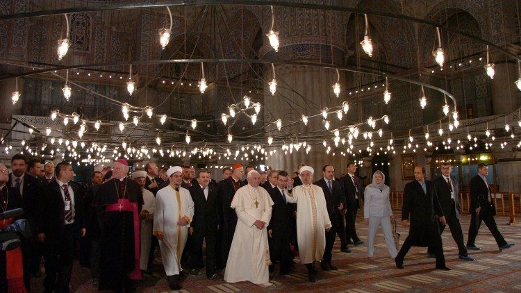 Nel 2006 Papa Benedetto XVI nella Moschea blu