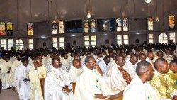 Các linh mục Nigeria tham dự lễ an táng cha Vitus Borogo, bị sát hại hồi tuần trước ở bang Kaduna của Nigeria