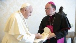 Der Augsburger Bischof Bertram Meier überrreicht dem Papst ein Ulrichskreuz
