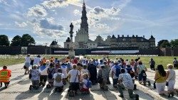 Grupa pielgrzymów dociera na Jasną Górę