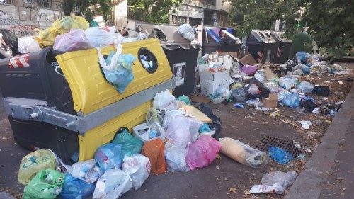 Uno spaccato di rifiuti abbandonati sulle strade di un quartiere del centro di Roma