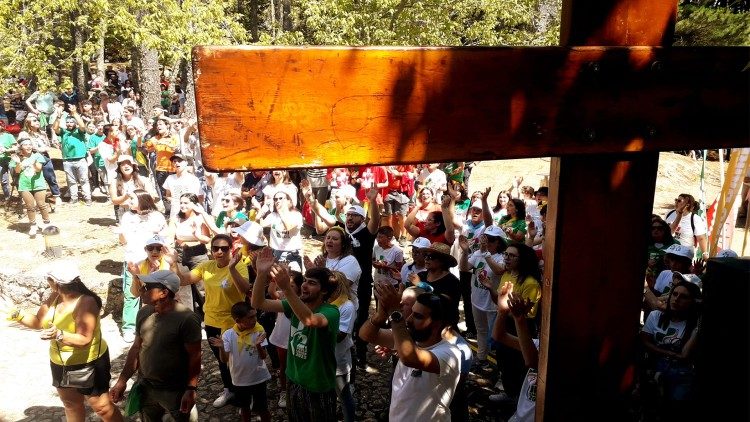 I giovani con la croce della Gmg