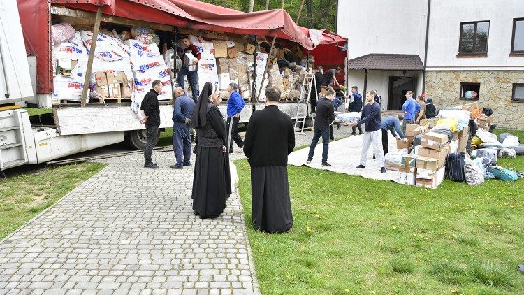 विस्थापितों का स्वागत करते हुए मठ के पुरोहित