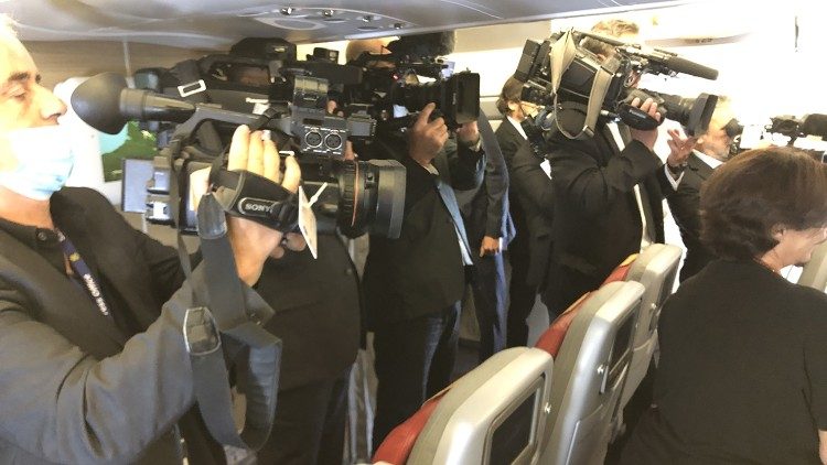 2022.07.24 Papa Francesco e i giornalisti volo Roma Canada