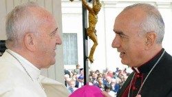Archivbild: Papst Franziskus und Bischof Antonio Staglianò