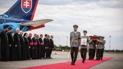 斯洛伐克：在机场迎接东姆各枢机的遗体