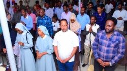 Religiosas dando assistência a refugiados que fogem do conflito no Sudão