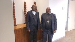 Mgr Buti Thlagale, archevêque de Johannesburg (Afrique du Sud) avec Mgr Atanasio Amisse Canira, évêque de Lichinga (Mozambique)