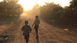 Deux enfants, dans une rue du Malawi