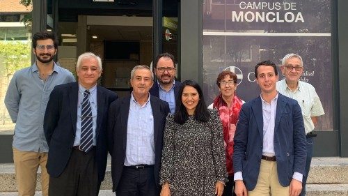 Ana Isabel Tamargo, venezolanische Wirtschaftswissenschaftlerin und Teilnehmerin des Madrider Regionaltreffens (fünfte von links), bereitet sich mit großer Freude auf das erste persönliche Treffen der Economy of Francesco in Assisi vor.