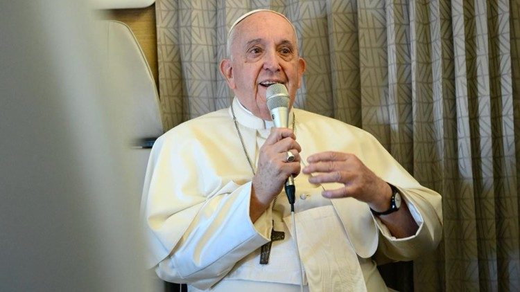 Papa akizungumza na waandishi wa habari.