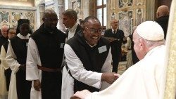 프란치스코 교황과 엄률 시토회(트라피스트회) 총회 참석자들의 만남