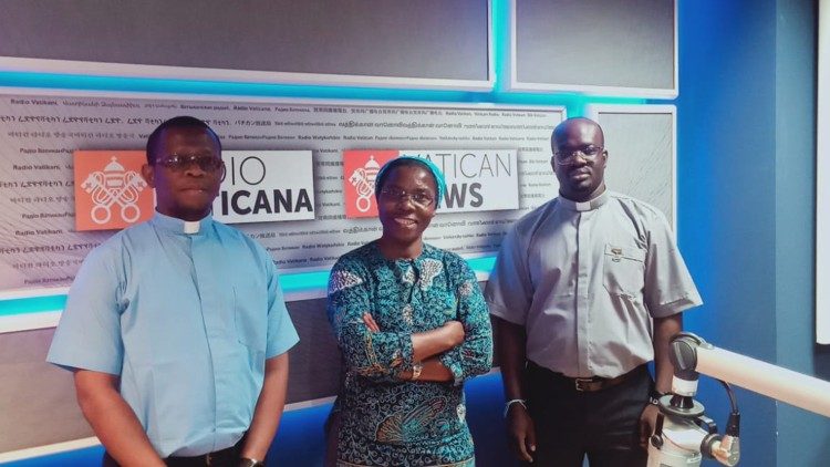 Mkurugenzi wa Radio Maria Tanzania na wa Kisumu,Kenya katika Studio za Radio Vatican