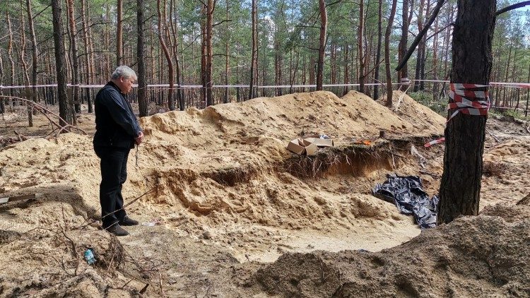 ウクライナ東部イジュームの共同埋葬地で祈るクライェウスキ枢機卿　2022年9月19日