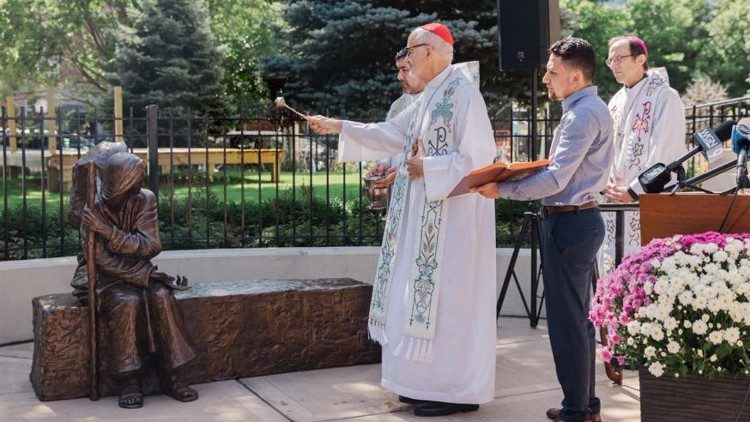 2022.09.21 Sanamu ya "Be Welcoming" dya mchongaji Tim Schmalz ikibarikiwa na Kardinali Czerny huko Chicago Marekani.