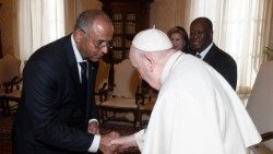 Le Premier Ministre ivoirien Patrick Achi saluant le Saint-Père
