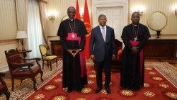 Presidente de Angola João Lourenço com Dom Imbamba e Dom Filomeno /gentileza da Presidência da República