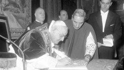 Papa Ivan XXIII. potpisuje bulu o objavi Koncila, 25. prosinca 1961.
