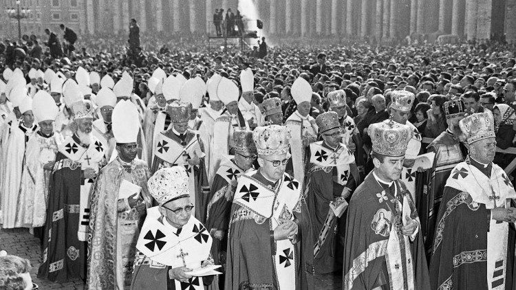 Українські єпископи в процесійній ході в день відкриття Собору.