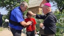 Біскуп Ян Собіло і вернікі на ўсходзе Украіны