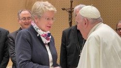 Eine der Referentinnen der Seminarreihe, die Kirchenrechtlerin Myriam Wijlens und Papst Franziskus