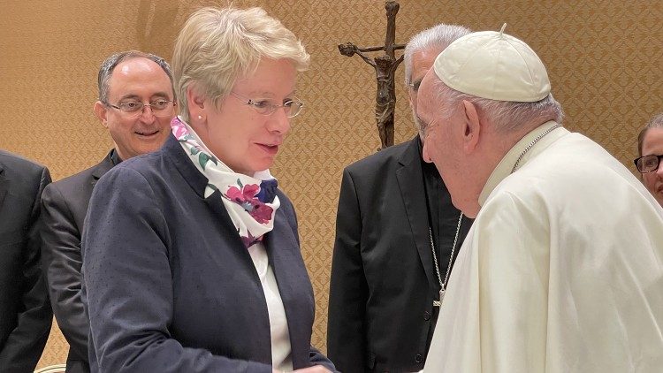 Eine der Referentinnen der Seminarreihe, die Kirchenrechtlerin Myriam Wijlens und Papst Franziskus