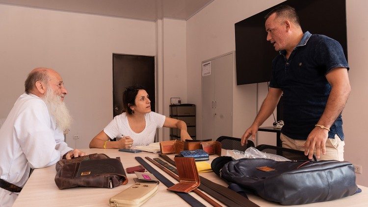 Il sacerdote scalabriniano Flor Rigoni mentre partecipa ai colloqui con imprenditori di Cúcuta per dare lavoro ai migranti. (@Margherita Mirabella/Archivio GSF)