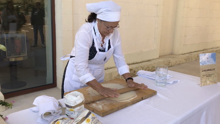 Concetta di Policoro, cuoca di PastaLab, prepara le laganelle, pasta tipica lucana