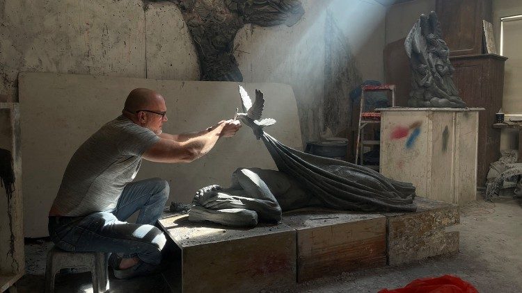  El artista dedicado a una de sus creaciones (Timothy Schmalz)