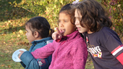 Meninas refugiadas. Foto: Vatican Media