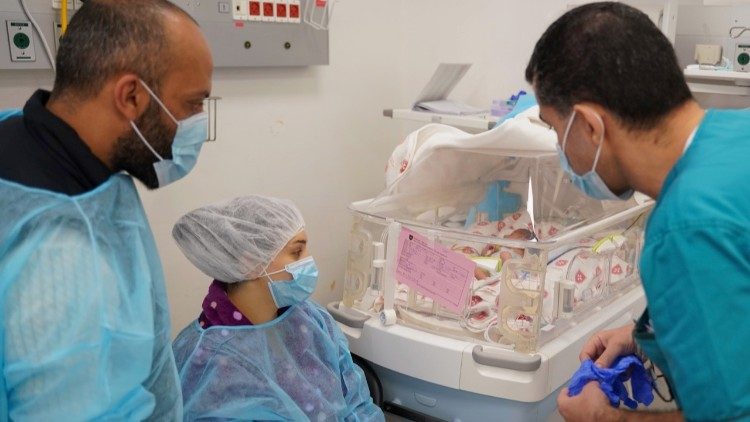베들레헴 성가정 병원에서 치료를 받고 있는 신생아