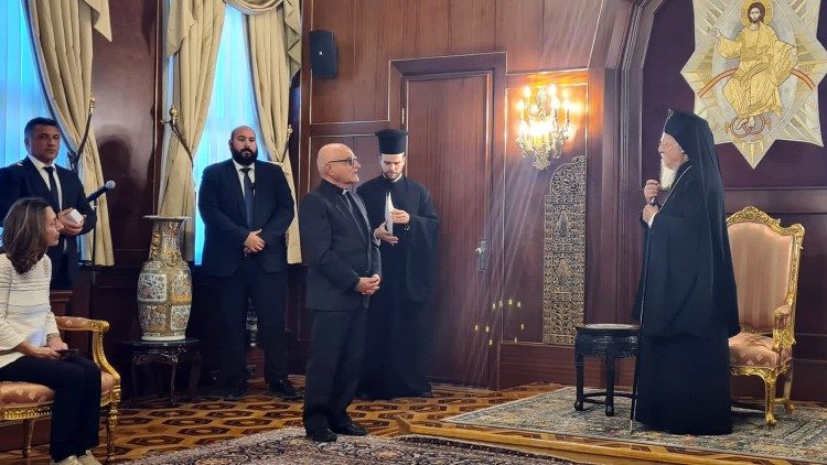 Bartolomeo incontra sacerdoti e giornalisti portati in Turchia dall'Opera Romana Pellegrinaggi