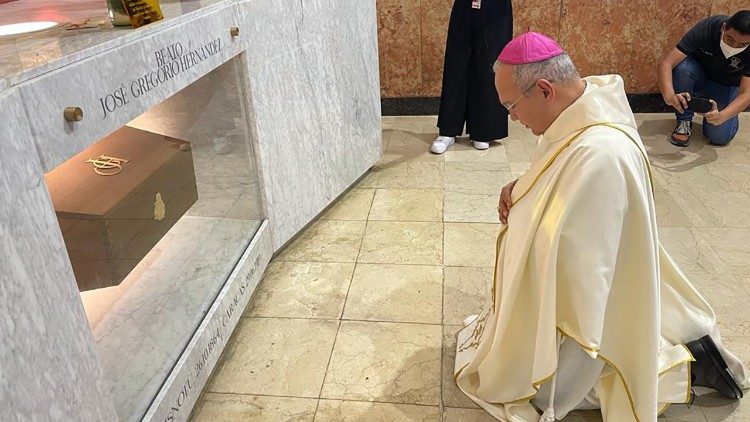 Il sostituto Peña Parra in Venezuela, in preghiera sulle reliquie del beato Gregorio Hernandéz Cisneros