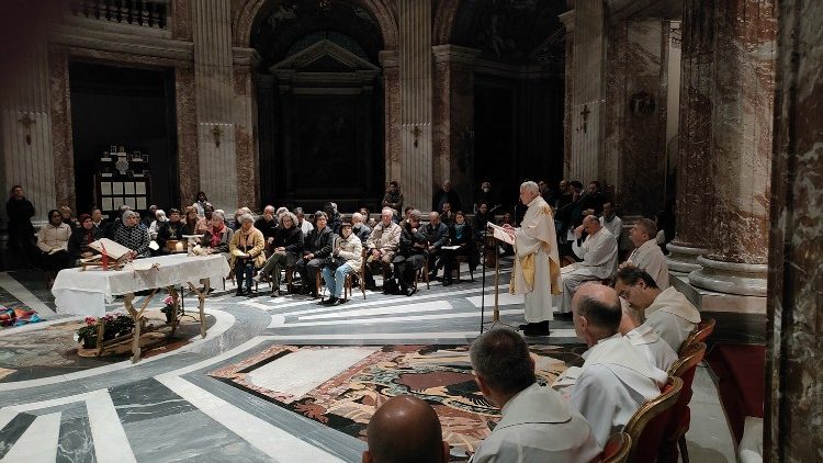 Padre Federico Lombardi celebra la Messa per i 42 anni del Servizio dei Gesuiti per i rifugiati nella Chiesa di Sant'Andrea al Quirinale di Roma