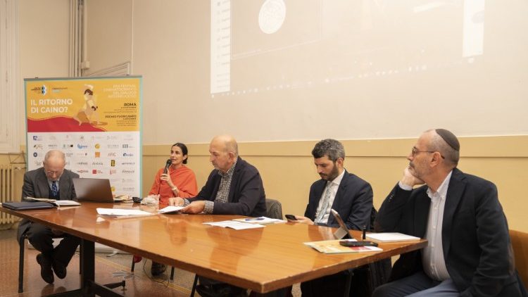 Il tavolo dei rappresentanti delle diverse comunità religiose che. hanno partecipato al convegno