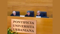 Il cardinale Tagle accanto a padre Ardura e a padre Sileo