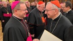Kardinál Parolin (vpravo) s předsedou Německé biskupské konference mons. Bätzingem. V pozadí kardinál Marx, arcibiskup mnichovský a freisingský.  