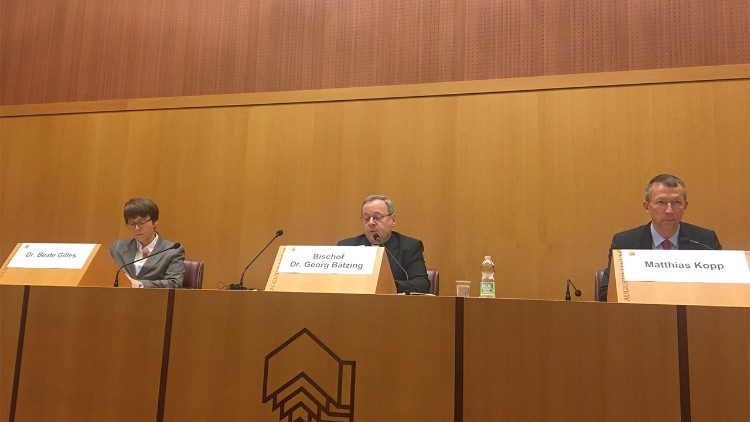 Il vescovo Bätzing e la segretaria generale, Beate Gilles