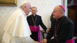 Папа Франциск вітається з єпископом Яном Собіло