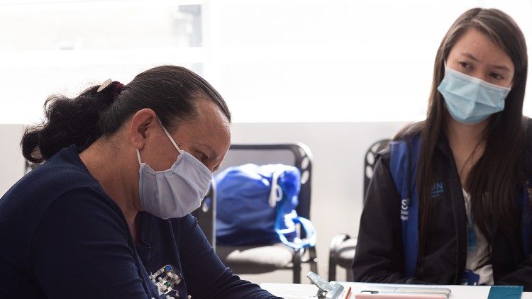 Come consulente legale dei Centros de Atención al Migrante (CIAMI), Camila Motta presta ascolto alle sofferenze di quanti sono stati costretti a lasciare il Venezuela e ora devono regolarizzare la loro situazione in Colombia. (@Margherita Mirabella/Archivio GSF)