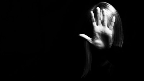 Il Papa: mai sottovalutare la violenza contro le donne, denunciare senza paura