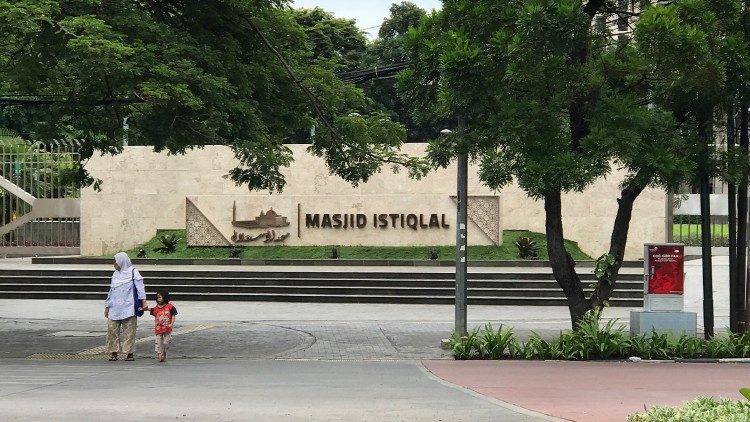 Área externa da mesquita em Jacarta