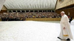 O Papa Francisco numa das audiências gerais das quartas-feira na Sala Paulo VI (Vatican Media)