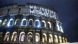 "Pas de justice sans la vie", peut-on lire sur le Colisée illuminé contre la peine de mort, en novembre 2022.