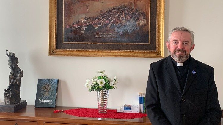 El Padre Pedro Brassesco, Secretario Adjunto del CELAM, en la Secretaría del Sínodo.