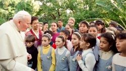 João Paulo II com alunos durante sua visita a Cuba em 1998.