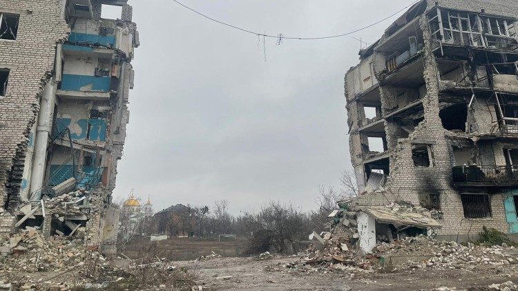 Krievijas raķešu sagrautās ēkas Izjumā (Ukrainā)