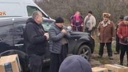 Єпископ Ян Собіло розвозить гуманітарну допомогу (фото з архіву)