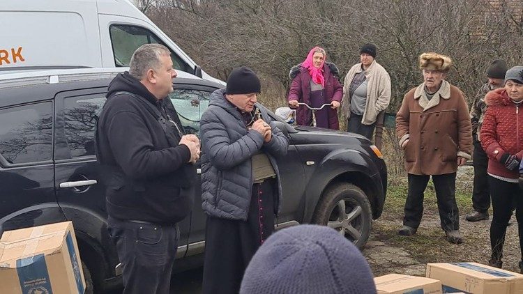 Єпископ Ян Собіло розвозить гуманітарну допомогу (фото з архіву)