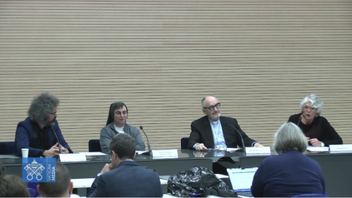 Il tavolo dei relatori alla conferenza stampa di presentazione del Messaggio del Papa